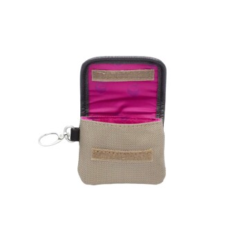 Eine beige Leckerlitasche für Haustiere mit einem pinken Innenfutter, mit einem Reißverschluss und einem Clip zur Befestigung, teilweise geöffnet, um das Innere zu zeigen.