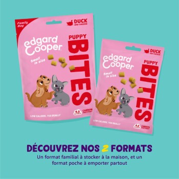 L'emballage des Bouchées pour Chiots Edgard Cooper montre un "Sac de Famille" et un sac "petit," avec des illustrations de chiens et du texte sur les calories et l'empreinte carbone.