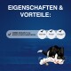 Eine verspielte schwarz-weiße Katze greift nach einem Leckerli auf einer blauen Oberfläche, mit dem Text: "Keine künstlichen Farben, Vitamine, Protein, Omega 6."
