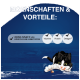 Eine verspielte schwarz-weiße Katze greift nach einem Leckerli auf einer blauen Oberfläche, mit dem Text: "Keine künstlichen Farben, Vitamine, Protein, Omega 6."