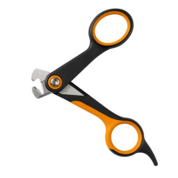 Schwarz-orangene scherenartige Krallenschneider für Haustiere mit Edelstahlklingen, 'FISKARS' auf der Klinge sichtbar.