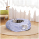 Ein gemütliches blaues Haustierbett mit weißen Pfeilmustern, mit einer entspannten getigerten Katze darin und einem verspielten Kätzchen, das von einer Seitenöffnung herauslugt.