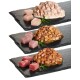 Drei Sorten Haustierfutter auf schwarzen Schieferplatten präsentiert, mit Fleischstücken in Saucen, mit frischen Fleischwürfeln daneben.