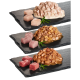 Drei Sorten Haustierfutter auf schwarzen Schieferplatten präsentiert, mit Fleischstücken in Saucen, mit frischen Fleischwürfeln daneben.