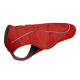 Roter Hundemantel mit reflektierenden Akzenten, entworfen für Wärme und Komfort, mit einem schlanken, modernen Design.
