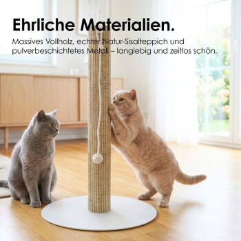 Zwei Katzen an einem mit Sisal bezogenen Kratzpfosten in einem hellen Raum; sichtbare Überschrift: 'Ehrliche Materialien.'