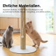 Zwei Katzen an einem mit Sisal bezogenen Kratzpfosten in einem hellen Raum; sichtbare Überschrift: 'Ehrliche Materialien.'