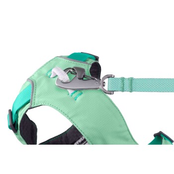 Nahaufnahme eines mintgrünen Hundegeschirrs mit einem Metallclip und verstellbarem Riemen, das für Komfort und Sicherheit konzipiert ist.