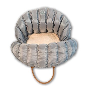 Plüschgraues Haustierbett mit einem weichen cremefarbenen Innenfutter und einem braunen Griff, mit einem runden, puffigen Design.