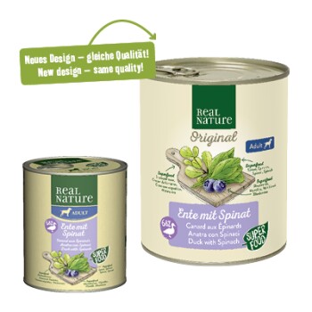 Dwie puszki karmy dla zwierząt Real Nature z kaczką i szpinakiem, oznaczone 'Adult' i 'Super Food', z notatką o nowym designie.