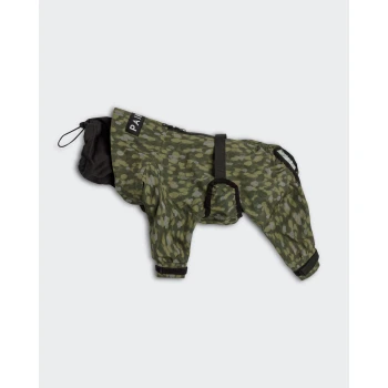 Ein grüner, camouflierter Hunderegenmantel mit einer schwarzen Kapuze und verstellbaren Riemen, entworfen für den Schutz im Freien.